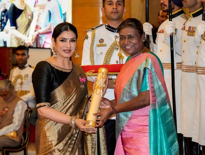 एक्ट्रेस ने अपना लुक ग्लोसी मेकअप, कानों में बड़े झूमके और माथे पर छोटी सी बिंदी लगाकर पूरा किया है.