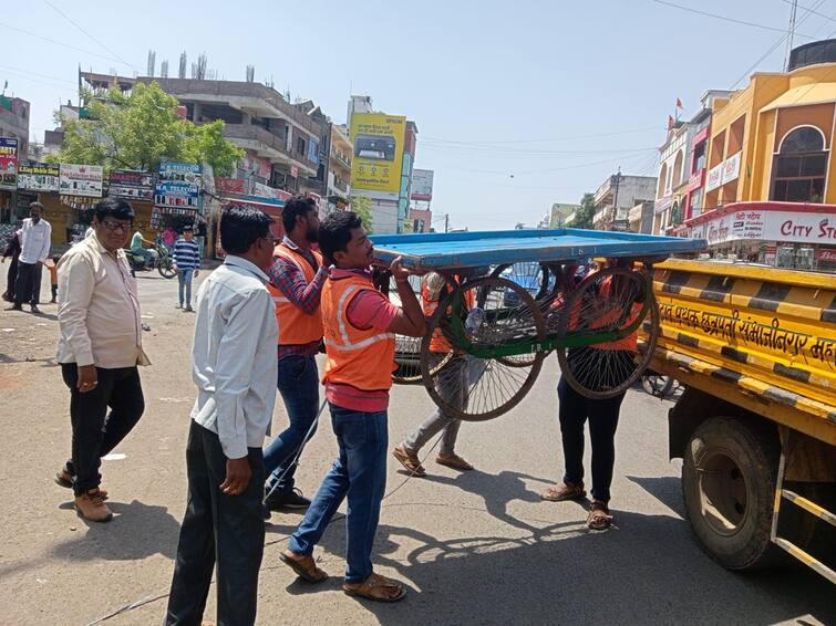 maharashtra News Chhatrapati Sambhaji Nagar Encroachments removed from the main market in Chhatrapati Sambhaji Nagar छत्रपती संभाजीनगरमधील मुख्य बाजारपेठेतील अतिक्रमणे काढले; सणासुदीच्या पार्श्वभूमीवर कारवाई