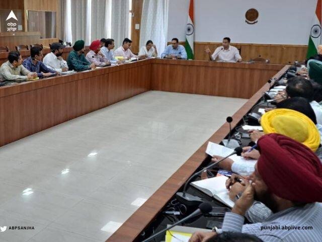 Sangrur News: if Farmers and laborers face any problem then complain on these numbers Sangrur News: ਮੰਡੀਆਂ 'ਚ ਕਿਸਾਨਾਂ, ਆੜ੍ਹਤੀਆਂ, ਮਜ਼ਦੂਰਾਂ ਨੂੰ ਕੋਈ ਸਮੱਸਿਆ ਪੇਸ਼ ਨਾ ਆਏ, ਕੋਈ ਦਿੱਕਤ ਹੋਏ ਤਾਂ ਕਰੋ ਕੰਟਰੋਲ ਰੂਮ 'ਚ ਇਨ੍ਹਾਂ ਨੰਬਰਾਂ 'ਤੇ ਸ਼ਿਕਾਇਤ