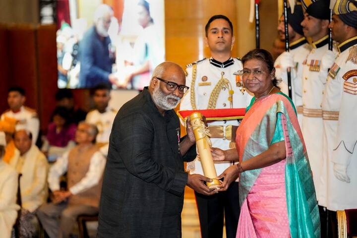 रवीना टंडन के अलावा ‘नाटू नाटू’ सॉन्ग के लिए म्यूजिक कंपोजर एमएम कीरवानी को भी पद्म श्री पुरस्कार से नवाजा गया है.