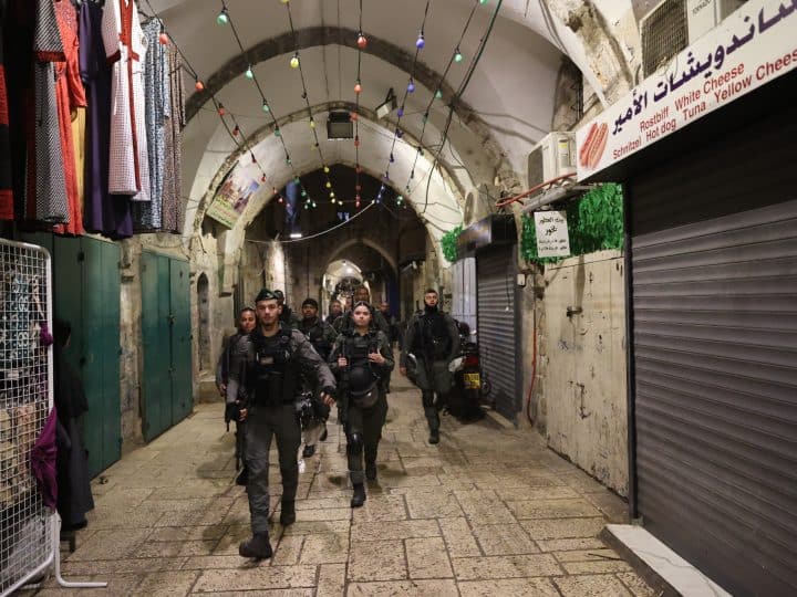 Israel police attack Palestinian worshipper in Al-Aqsa Mosque during ramdan Israel Police Attack: यरुशलम की अल-अक्सा मस्जिद में फिलिस्तीनी नमाजियों के साथ इजरायली पुलिस की झड़प, कई लोग हुए घायल