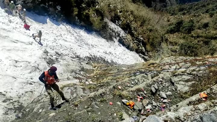এখনও নিখোঁজ বেশ কয়েকজন পর্যটক। সেনা ও বিপর্যয় মোকাবিলা বাহিনী সকাল থেকে উদ্ধারকাজে নেমেছে। মৃতদেহগুলির ময়নাতদন্তের পর পরিবারের হাতে তুলে দেওয়া হবে। মৃত ৭ জনের মধ্য়ে ২ জন বাঙালি।