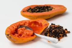 Papaya Peel Benefits: कहीं आप भी तो पपीता खाकर इसके छिलके नहीं फेंक रहे...चेहरे पर 10 मिनट लगाने से आपको होंगे इतने फायदे