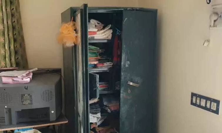Trichy news 25 pound jewelery theft by breaking the lock of a house near Trichy TNN திருச்சி அருகே வீட்டின் பூட்டை உடைத்து 25 பவுன் நகை கொள்ளை