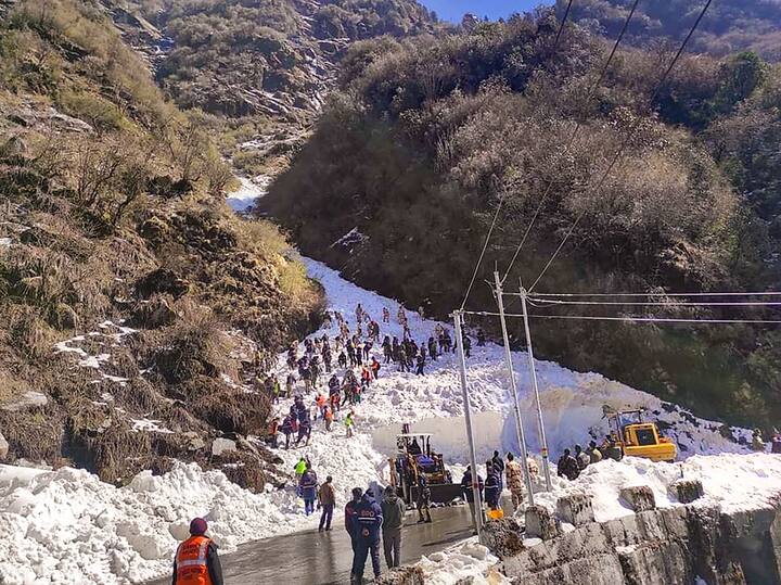 সিকিমে ভয়াবহ তুষারধসের জের। উত্তর সিকিমে পারমিট দেওয়ার ক্ষেত্রে লাগাম টানল প্রশাসন। সূত্রের খবর, সিকিম পুলিশ ও প্রশাসন সিদ্ধান্ত নিয়েছে যে উত্তর সিকিমে এবং পূর্ব সিকিমে এখনই আর পারমিট দেওয়া হবে না। পরবর্তী কোনও সিদ্ধান্ত না নেওয়া পর্যন্ত এমনই চলবে।