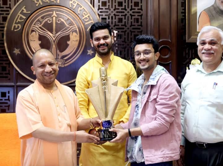 Indian Idol-13 Winner Rishi Singh met CM Yogi Adityanath in lucknow Indian Idol 13 जीतने के बाद सीएम योगी आदित्यनाथ से मिले अयोध्या के ऋषि सिंह, सामने आई ये तस्वीर