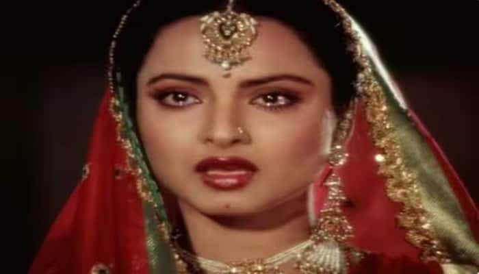 Rekha Controversies : ਬਾਲੀਵੁੱਡ ਦੀ ਬਿਹਤਰੀਨ ਅਦਾਕਾਰਾ ਰੇਖਾ ਦੀ ਜ਼ਿੰਦਗੀ ਵਿਵਾਦਾਂ ਨਾਲ ਭਰੀ ਹੋਈ ਹੈ। ਅੱਜ ਅਸੀਂ ਤੁਹਾਨੂੰ ਅਭਿਨੇਤਰੀ ਦੀ ਉਸ ਫਿਲਮ ਦੀ ਕਹਾਣੀ ਦੱਸ ਰਹੇ ਹਾਂ ਜਦੋਂ ਅਦਾਕਾਰ ਨੇ ਉਸ ਨੂੰ ਜ਼ਬਰਦਸਤੀ ਕਿੱਸ ਕੀਤਾ ਸੀ।