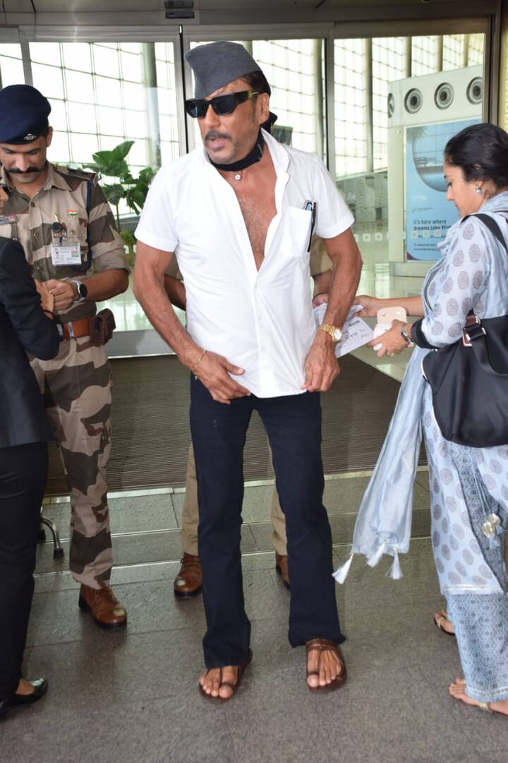 Jackie Shroff was also spotted at the Mumbai airport, he was seen posing for the paps.