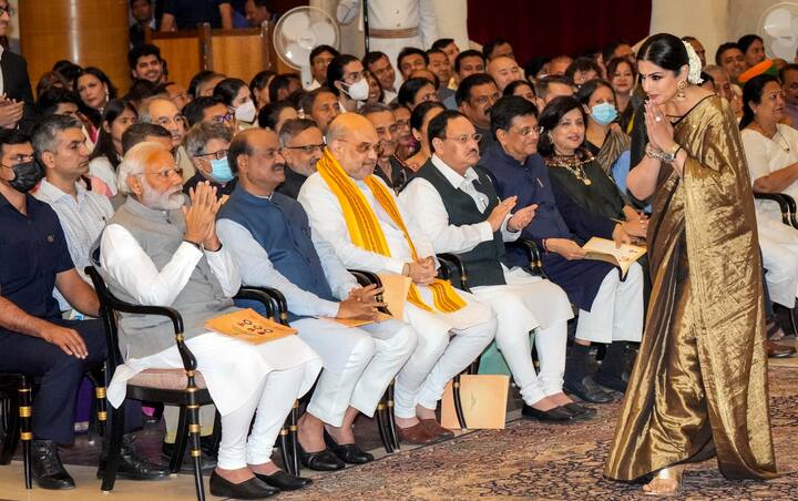 वहीं सामने आई इन तस्वीरों रवीना देश के प्रधानमंत्री नरेंद्र मोदी को भी नमस्ते करते हुए नजर आ रही हैं.