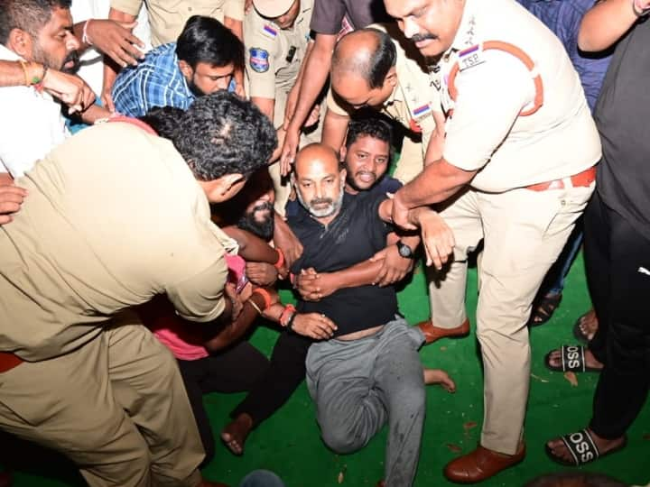 telangana state bjp president bandi sanay kumar detained by police after midnight PM मोदी के दौरे से पहले तेलंगाना बीजेपी चीफ बंदी संजय हिरासत में, आधी रात में पुलिस ने घर से उठाया