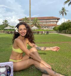 Aarushi Dutta Photos: अपनी हर एक तस्वीर से आरुषि दत्ता मचाती हैं सनसनी, यहां देखें एक्ट्रेस के बोल्ड लुक्स