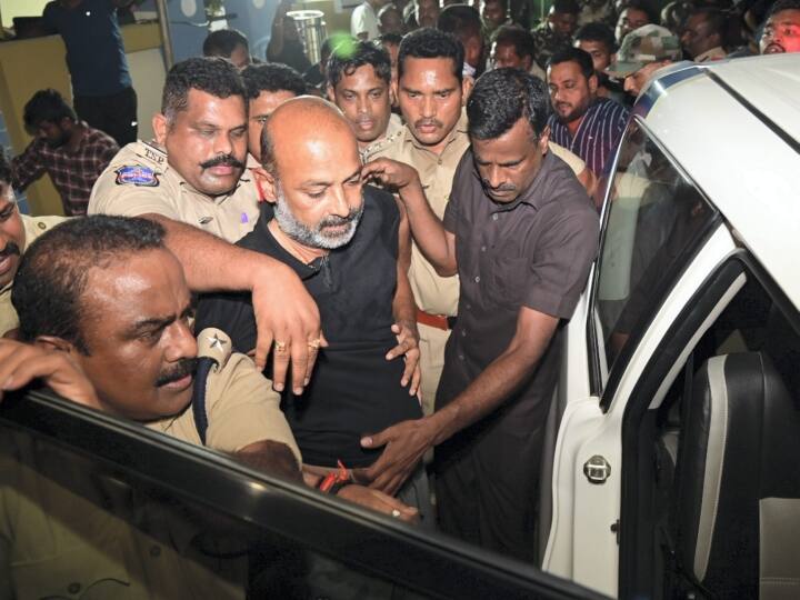 Telangana SSC Paper Leak Case BJP President Bandi Sanjay Kumar Arrested and Sent 14 Day Judicial Custody Telangana SSC Paper Case: एसएससी पेपर लीक केस में BJP प्रदेश अध्यक्ष गिरफ्तार, कोर्ट ने 14 दिनों की न्यायिक हिरासत में भेजा