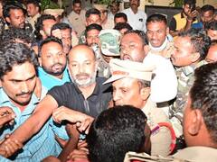 Watch Video: வினாத்தாள் லீக்கான விவகாரம்.. நள்ளிரவில் அதிரடியாக கைது செய்யப்பட்ட பாஜக மாநிலத்தலைவர்...