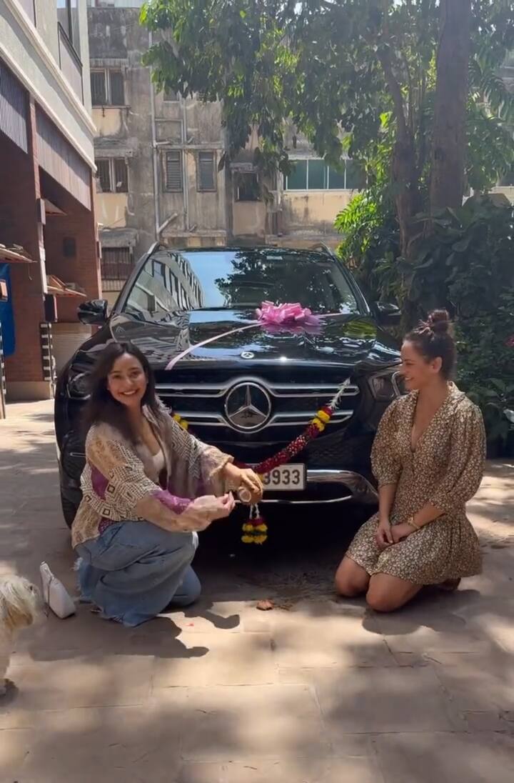 नेहा शर्मा एक नई लग्जरी कार मर्सिडीज बेंज जीएलई एसयूवी की मालकिन बन गयीं हैं. जिसकी जानकारी उन्होंने अपने ट्विटर पर साझा की है. इस लग्जरी कार की कीमत 1 करोड़ से ज्यादा है.