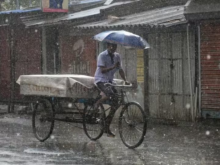 इससे पहले 3 और 4 अप्रैल को दिल्ली समेत कई राज्यों में बारिश के साथ ओले गिरे थे. मौसम विभाग के मुताबिक आज (5 अप्रैल ) उत्तराखंड में ओले गिरने की संभावना है.