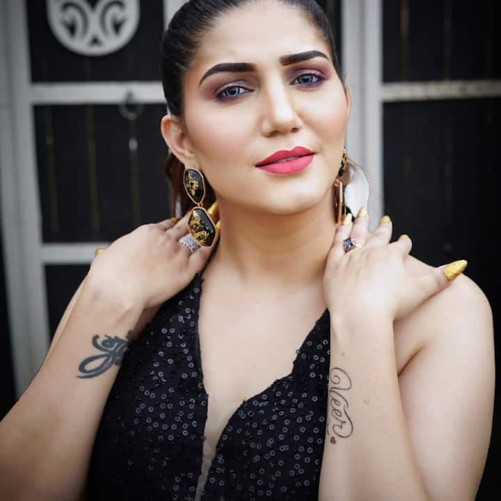 बता दें कि सपना अपने काम के अलावा सोशल मीडिया पर भी काफी एक्टिव हैं. जहां 5 मिलियन से ज्यादा लोग उन्हें फॉलो करते हैं.