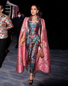 Radhika Merchant Photos: इंडो वेस्टर्न लुक में गॉर्जियस लगीं राधिका मर्चेंट, तस्वीरों में देखें अंबानी परिवार की छोटी बहू का खास अंदाज