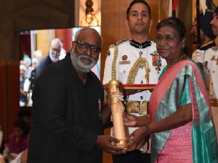 'Naatu Naatu' composer MM Keeravani receives Padma Shri; video out ஆஸ்கர் புகழ் கீரவாணிக்கு பத்மஸ்ரீ விருது வழங்கிய குடியரசுத் தலைவர் - வீடியோ