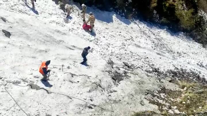 মঙ্গলবার রাতে ভারী তুষারপাতের কারণে উদ্ধারকাজ বন্ধ রাখতে হয়েছিল। সিকিম পুলিশ সূত্রে খবর, কেউ নিখোঁজ রয়েছেন এমন খবর পাওয়া যায়নি। তবুও সব দিকে সতর্ক দৃষ্টি রাখা হচ্ছে।