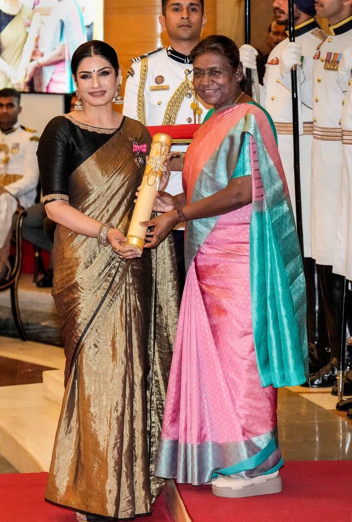 अवॉर्ड लेते हुए रवीना की खुशी देखते ही बन रही है. इस दौरान एक्ट्रेस ट्रेडिशनल लुक में दिखीं. उन्होंने गोल्डन साड़ी कैरी की थी.