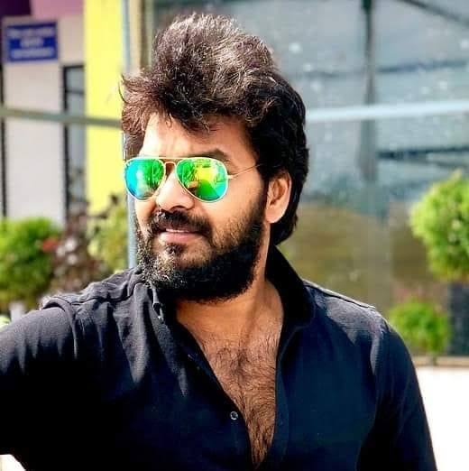 1985ஆம் ஆண்டு பிறந்த ஜெய்,விஜய் நடிப்பில் 2002ல் வெளியான பகவதி படத்தில் துணை நடிகராக அறிமுகமானார்.