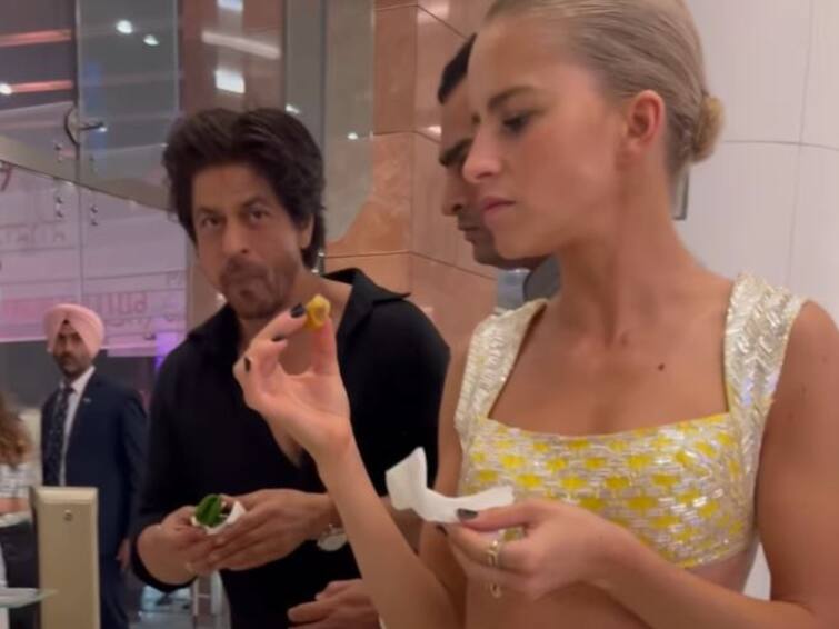 Shah Rukh Khan Enjoys Paan At NMAAC Gala With German Model; Video Goes Viral Shah Rukh Khan Enjoys Paan At NMAAC Gala With German Model; Video Goes Viral