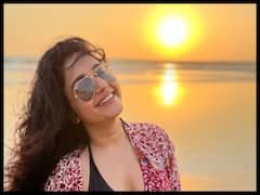 Poonam Bajwa Photos: బీచ్ లో సూర్యాస్తమయాన్ని ఆస్వాదిస్తున్న 'పరుగు' బ్యూటీ పూనమ్