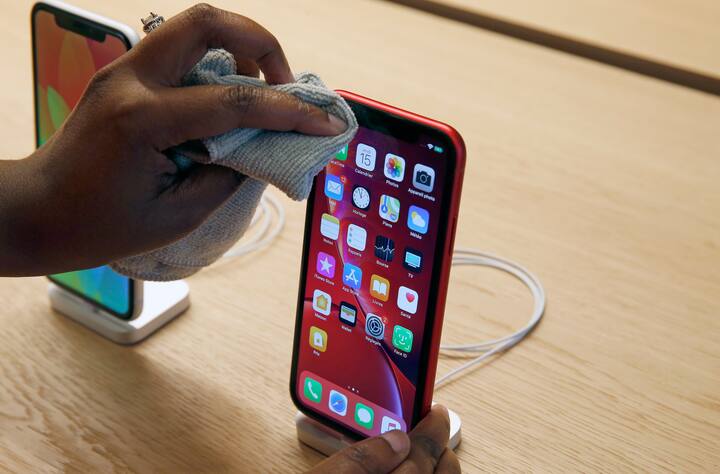 त्यामुळे त्यांच्या एकूण बिजनेसपैकी 30 टक्के पुरवठादार भारतातील असावे लागणार आहेत. त्यामुळे देशातील छोट्या-मोठ्या व्यावसायिकांना याचा फायदा होईल. यासोबत देशातील रोजगारालाही चालना मिळणार आहे. त्यामुळे मेक इंन इंडियाच्या मोहिमेतील हे महत्त्वाचे पाऊल समजले जात आहे.