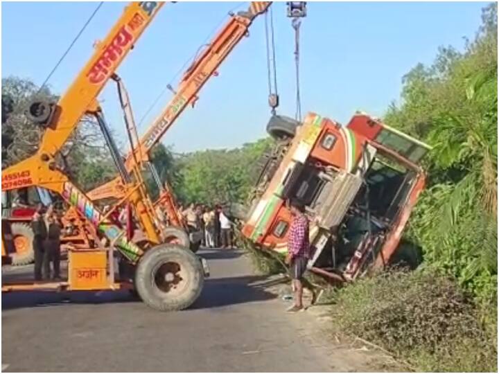 Balrampur: ड्राइवर को झपकी आने से अनियंत्रित हुई बस पलटकर खाई में गिरी, एक यात्री की मौत, 17 घायल balrampur a roadways bus fell into a ditch one tourist died 17 injured ann Balrampur: ड्राइवर को झपकी आने से अनियंत्रित हुई बस पलटकर खाई में गिरी, एक यात्री की मौत, 17 घायल