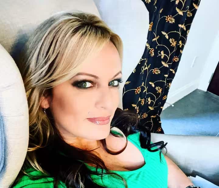 जानिए उस पॉर्न स्टार लड़की के बारे में जिसकी वजह से गिरफ्तार हुए डोनाल्ड ट्रंप Who is porn star stormy daniels donald trump hush money case abpp जानिए उस पॉर्न स्टार लड़की के बारे में जिसकी वजह से गिरफ्तार हुए डोनाल्ड ट्रंप