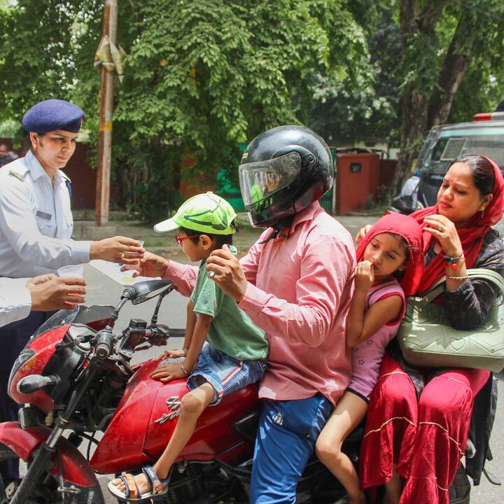 গরম বাড়ছে। কাঠফাটা রোদ। অথচ নিত্যদিন কাজে বেরোতেই হবে। কখনো এসি-তে, তো কখনো গরমে। গরমে তৃষ্ণা নিবারণে আমরা মাঝেমধ্যে ঠান্ডা পানীয়ও পান করে নিচ্ছি। এই করে গায়ে ঘাম বসে জ্বর-সর্দি-কাশির মতো সমস্যা দেখা দিচ্ছে।