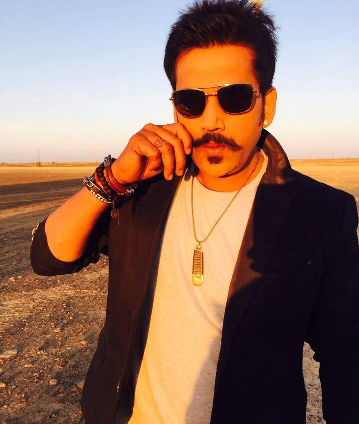 शूटिंग सेट पर हुए हादसे का जिक्र करते हुए रवि किशन ने बताया था कि मुझे लगता था मैं तो एक्शन हीरो हूं ऐसे में जब एक गाड़ी पलटने वाली थी तो कुछ जूनियर फाइटर्स को बचाने के लिए मैं कार को पकड़ने के लिए भागा लेकिन उसके नीचे दबकर रह गया और मेरी सारी हड्डियां टूट गई.