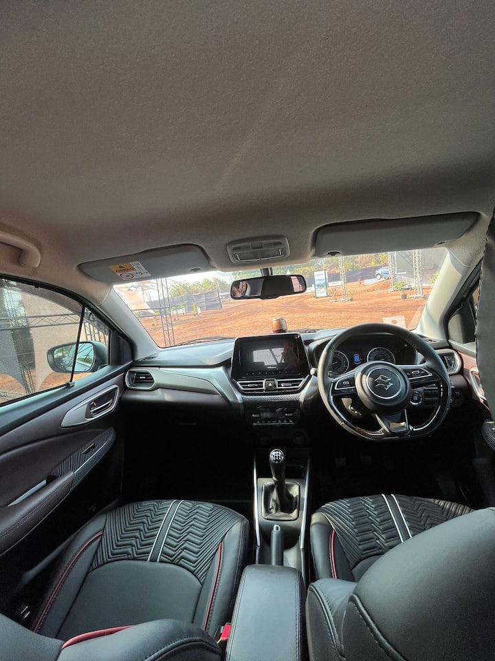 फ्रोंक्स के फ्रंट में एलईडी प्रोजेक्टर हेडलाइट्स मिलते हैं. साथ ही इसमें 16 इंच के अलॉय व्हील दिए गए हैं. इसके रियर में एक कूप जैसी स्टाइलिंग दी गई है. इसमें छह सिंगल टोन और  तीन डुअलटोन कलर ऑप्शंस मौजूद हैं. इसके इंटीरियर में ग्रे फिनिश कंसोल के साथ ब्लैक और रेड कलर में ड्यूल टोन फिनिश दिया गया है.