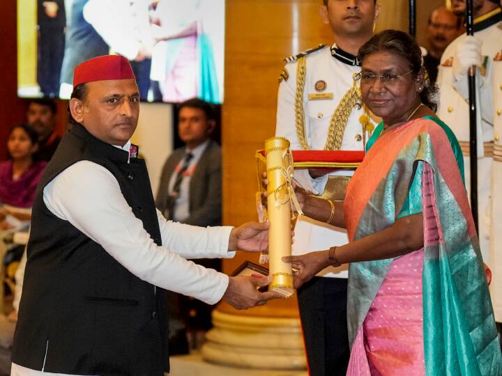 उत्तर प्रदेश के पूर्व मुख्यमंत्री मुलायम सिंह यादव को मरणोपरांत सम्मान दिया गया. वह भारत के रक्षा मंत्री और लंबे समय तक सांसद भी रहे थे.