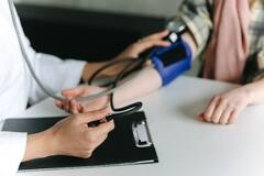 Blood Pressure Control: ब्लड प्रेशर को काबू में लाने के लिए लाइफस्टाइल में शामिल करें ये आदतें