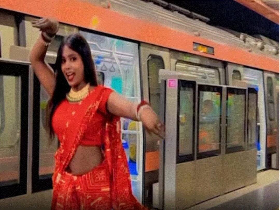 Woman Dances To Bhojpuri Song At Delhi Metro Station In Viral Video, Invites Mixed Reactions Of Netizens Woman Dances To Bhojpuri Song At Delhi Metro Station In Viral Video Invites Mixed Reactions Of Netizens Woman Dances To Bhojpuri Song At Delhi Metro Station In Viral Video, Invites Mixed Reactions Of Netizens