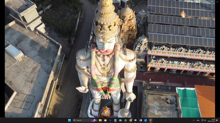 आंध्रप्रदेशातील पेद्दापुरम येथील जॉन बाबू या मुर्तीकाराने ही मूर्ती तब्बल 210 दिवस अथक प्रयत्नातून साकारली आहे. ही 105 फूट उंच हनुमंताची मूर्ती अतिशय सुंदर व सुबक आहे.