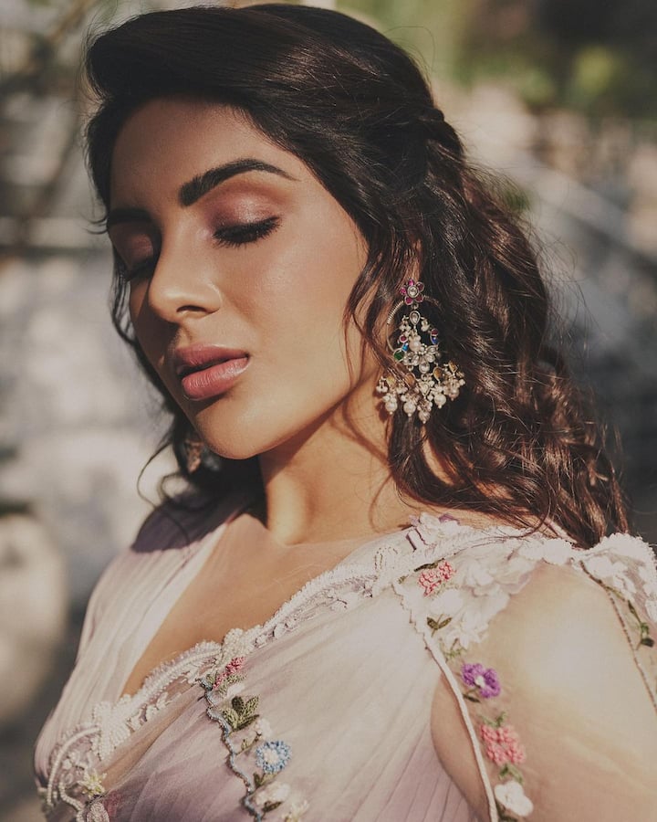 'బింబిసార', 'సార్' వంటి సినిమాలతో గోల్డెన్ లెగ్గా దర్శక నిర్మాతలను ఆకట్టుకుంటోంది.