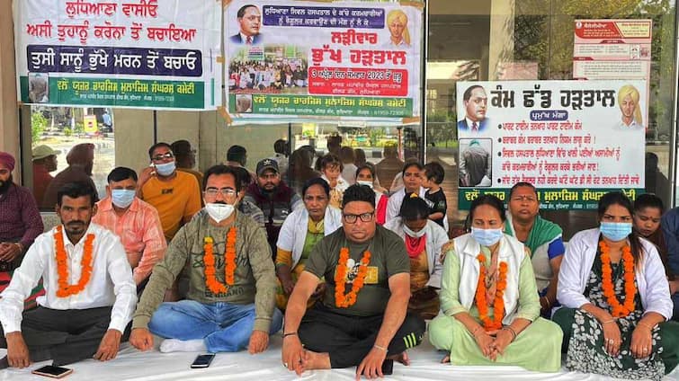 mla civil surgeon ended hunger strike of civil employees Ludhiana News: ਸਿਵਲ ਸਰਜਨ ਨੇ ਸਿਵਲ ਮੁਲਾਜ਼ਮਾਂ ਦੀ ਕੀਤੀ ਭੁੱਖ ਹੜਤਾਲ ਸਮਾਪਤ, ਅੱਜ ਸਿਹਤ ਮੰਤਰੀ ਨਾਲ ਮੀਟਿੰਗ ਤੋਂ ਬਾਅਦ ਲਵਾਂਗੇ ਅਗਲਾ ਫੈਸਲਾ