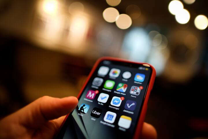 त्यामुळे त्यांच्या किंमतीशी अॅपलला स्पर्धा करावी लागणार आहे. भारत सरकारसोबतच्या वाटाघाटीनंतर अॅपल भारतात पहिले रिटेल स्टोअर सुरु करणार आहे. अॅपलला इथे येऊन बिजनेस थाटताना देशांतर्गत सप्लाय चेनच्या घटकांकडेही लक्ष द्यावे लागणार आहे.