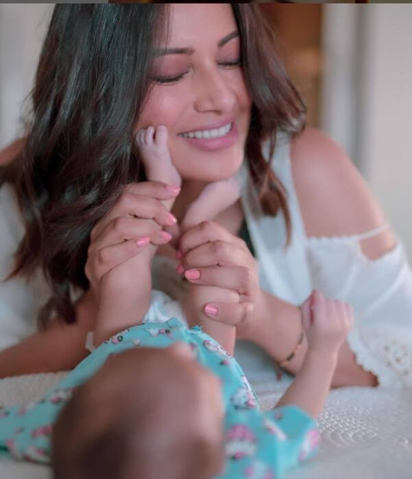 बिपाशानं शेअर केलेल्या देवीच्या फोटोला अनेक सेलिब्रिटींनी कमेंट्स केल्या आहेत. अभिनेत्री दिया मिर्झानं, 'गॉड ब्लेस यू देवी' अशी कमेंट केली. तर मलायकानं, 'OMG' अशी कमेंट केली.