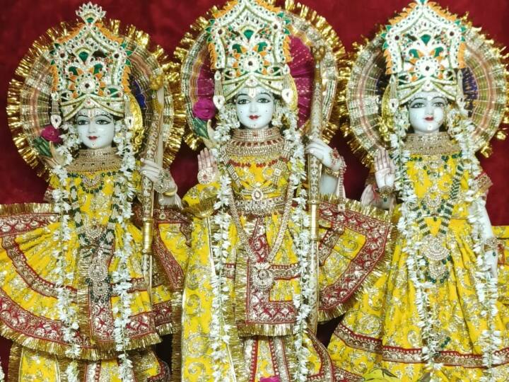 मंदिर के पुजारी नवीन व्यास के अनुसार उल्टे हनुमान मंदिर में हनुमान जी के साथ भगवान श्रीराम,माता सीता,लक्ष्मण और शिव-पार्वती की भी मूर्तियां भी विराजित हैं.