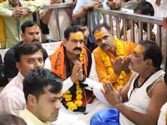 Watch: महाकाल दर्शन के लिए उज्जैन पहुंचे MP के गृह मंत्री नरोत्तम मिश्रा, अनुमति के बिना नंदी हॉल में घुसे लोग