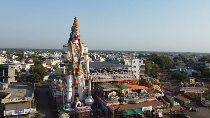 सुंदर असे हे मंदिर आहे. तर या ठिकाणी एक नेत्र रुग्णालय सुद्धा चालविण्यात येत आहे