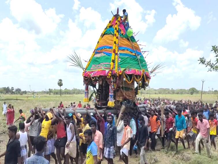 Mayiladuthurai  news Devotees carrying a toad on their shoulder - strange worship near Mayiladuthurai TNN தேரை தலையில் சுமந்து சென்ற பக்தர்கள் - மயிலாடுதுறை அருகே வினோத வழிபாடு