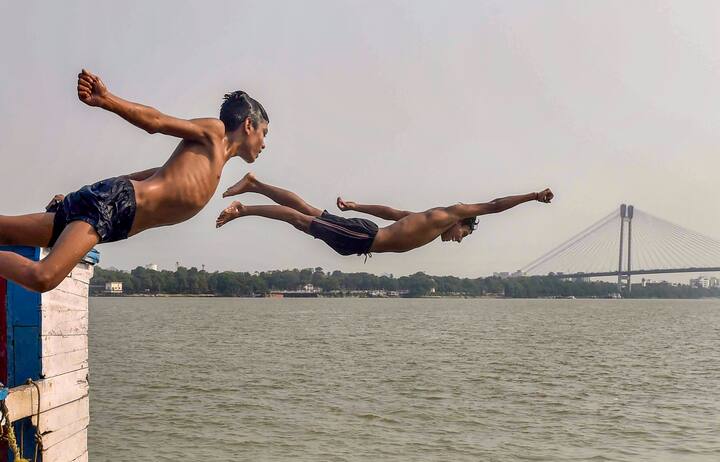 কাঠফাটা গরমে বাঁচাই দুষ্কর হয়ে উঠতে পারে। ১৯০১-এর পর থেকে ভারতে উষ্ণতম ফেব্রুয়ারি এ বছরেই। তবে আগামী সপ্তাহগুলিতে তাপমাত্রা বৃদ্ধির পূর্বাভাস দিয়েছে, মৌসম ভবন।