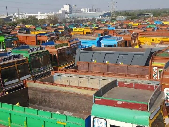 Truck drivers protest against sand quarry owners in Karur TNN கரூரில் மணல் குவாரி உரிமையாளர்களுக்கு எதிராக லாரி ஓட்டுநர்கள் போராட்டம்