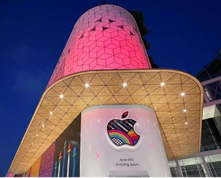 अॅपलचे रिटेल स्टोअर मुंबईतील बीकेसीच्या बांद्रा कुर्ला कॉम्लेक्स (Bandra Kurla Complex) येथे सुरु करण्यात येणार आहे. या स्टोअरची डिझाईन मुंबईतील काळी-पिवळी टॅक्सीसारखी असून स्टोअर दिसायला अत्यंत आकर्षक आणि सुंदर आहे.
