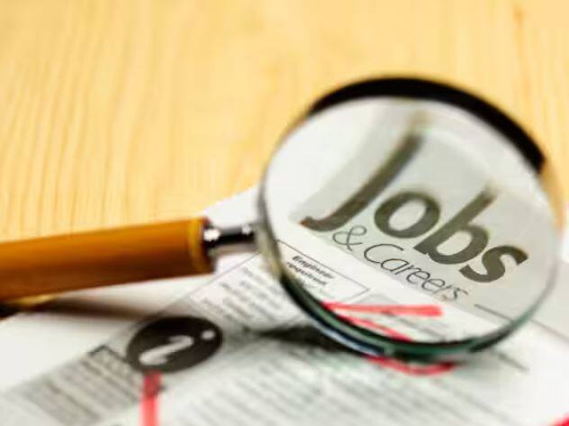 ਉਮਰ ਸੀਮਾ : ਭਰਤੀ ਲਈ ਅਰਜ਼ੀ ਦੇਣ ਵਾਲੇ ਉਮੀਦਵਾਰਾਂ ਦੀ ਵੱਧ ਤੋਂ ਵੱਧ ਉਮਰ ਸ਼੍ਰੇਣੀ ਅਨੁਸਾਰ 28/31/33 ਸਾਲ ਨਿਰਧਾਰਤ ਕੀਤੀ ਗਈ ਹੈ।