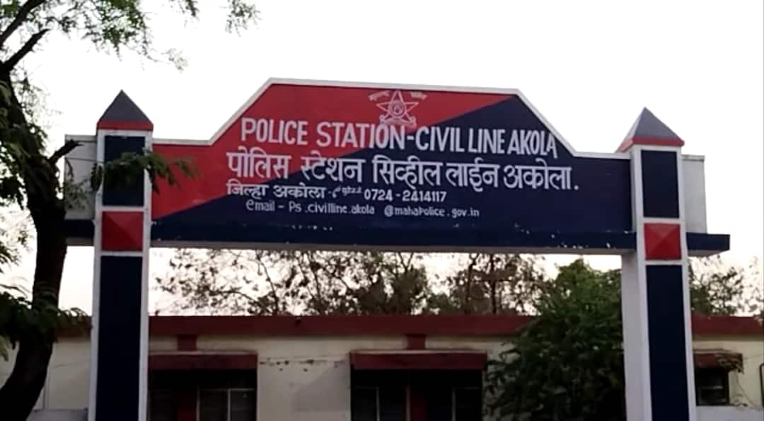 Akola Crime : येथे ओशाळली माणुसकी... अकोल्यात पत्ता विचारणाऱ्या अंध महिलेवर अंध पतीसमोरच अत्याचार Akola Crime A blind woman who asked for address sexually assaulted in front of her blind husband the accused arrested within one day Akola Crime : येथे ओशाळली माणुसकी... अकोल्यात पत्ता विचारणाऱ्या अंध महिलेवर अंध पतीसमोरच अत्याचार